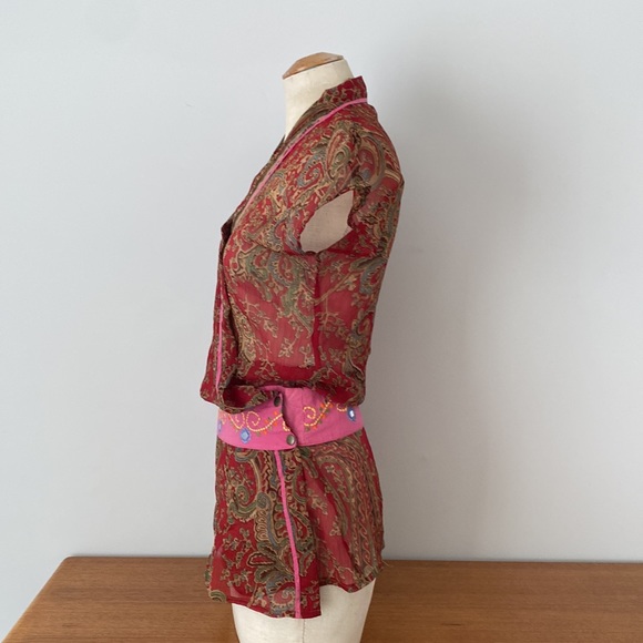 Made in Nepal wrap around wine paisley short sleeved blouse. Ties inside… - Picture 4 of 17